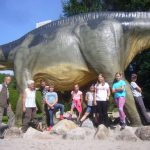 Gruppe mit Dino